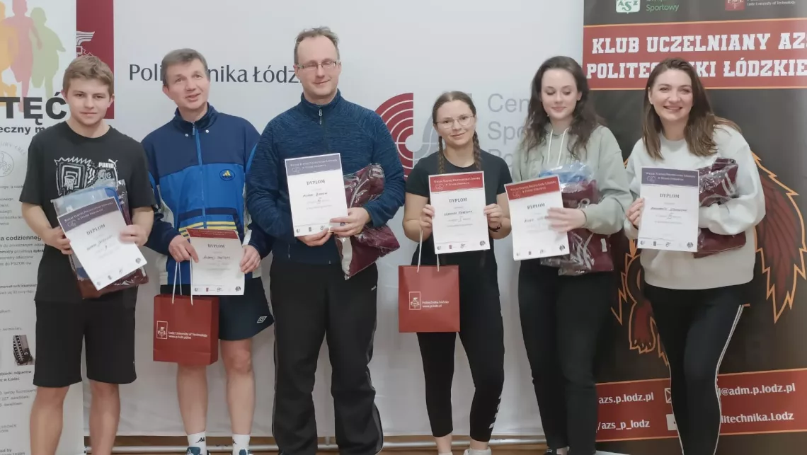 Zwycięzcy turnieju w tenisie stołowym z dyplomami w ręku