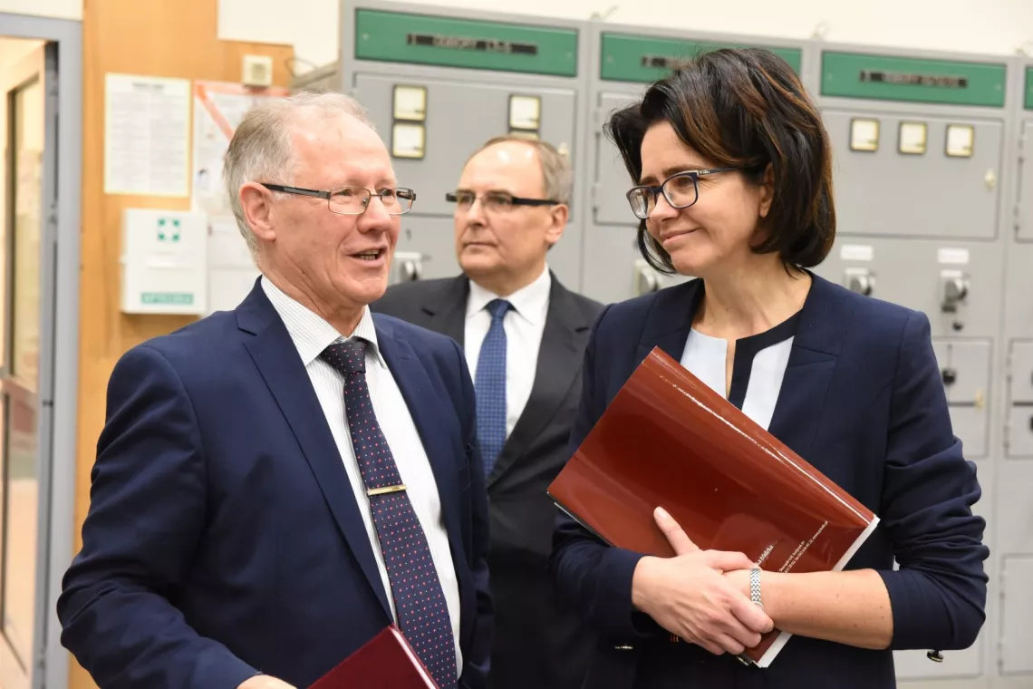 Minister Anna Streżyńska w rozmowie z rektorem prof. Sławomirem Wiakiem. Z tyłu prezes Fundacji PŁ Włodzimierz Fisiak