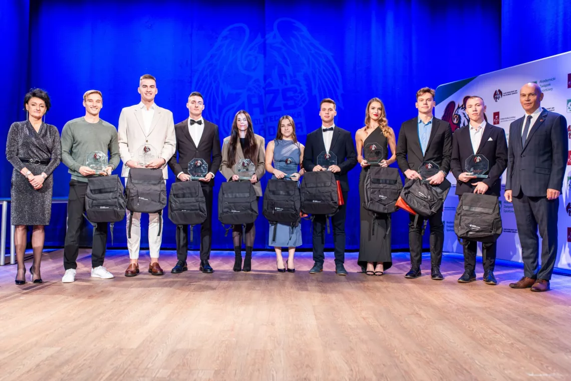 Sportowcy Roku, w kolejności - pierwsze 1. miejsce od lewej aż do 10.