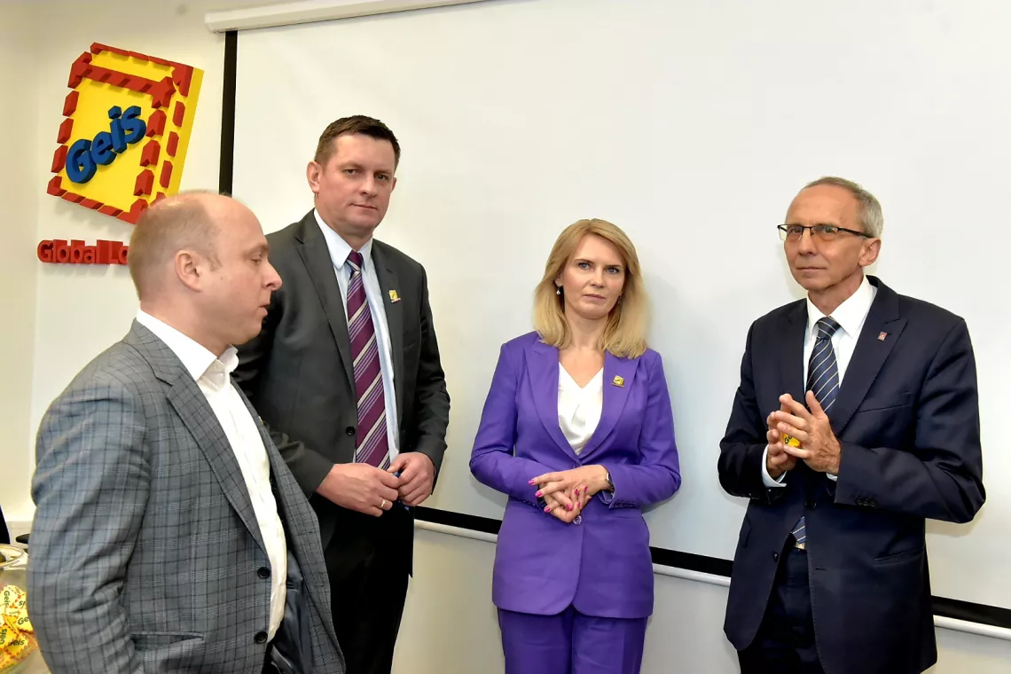 Prorektor PŁ prof. Paweł Strumiłło w rozmowie z gośćmi z Geis PL Dorotą Wójcik, Rafałem Augustyniakiem i Grzegorzem Chmieleckim