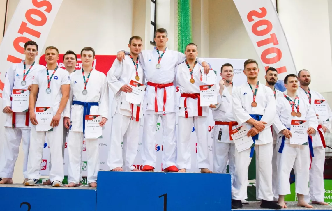Wicemistrzowie Polski w kumite drużynowym mężczyzn: (od lewej) Łukasz Chuszno, Szymon Stawiarski, Jakub Dynda i Szymon Lasota