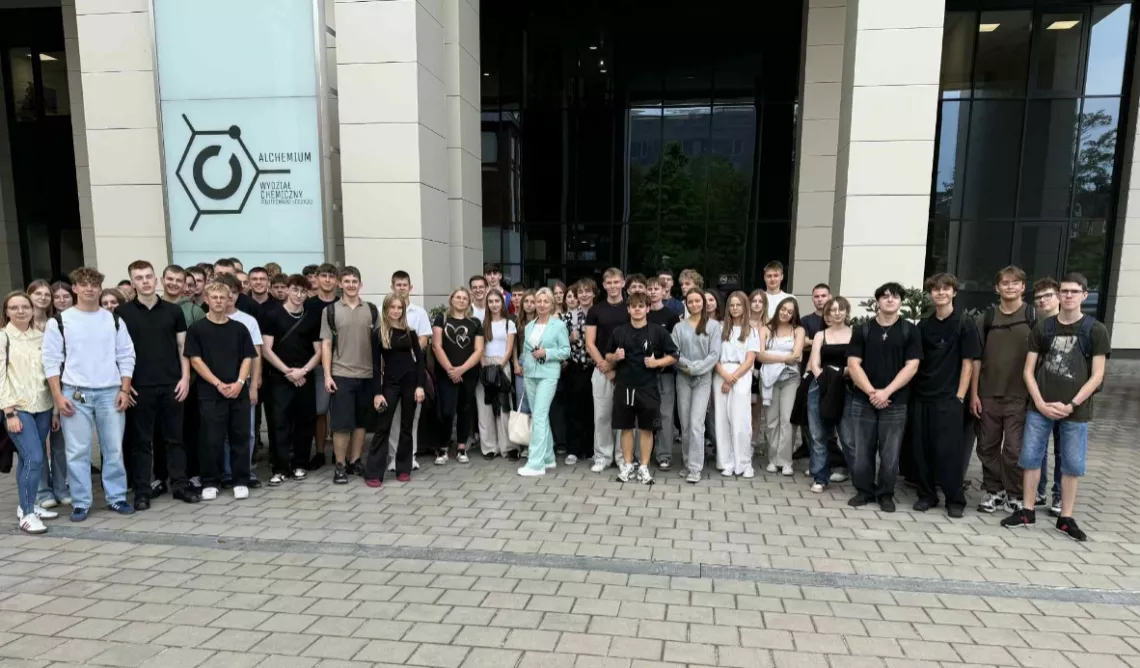 Liczna grupa uczniów przed wejściem do budynku Alchemium