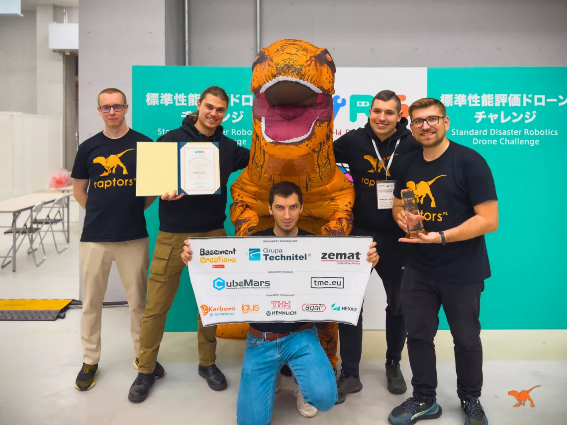 Zwycięska drużyna z dyplomem, statuetką i maskotką Raptors