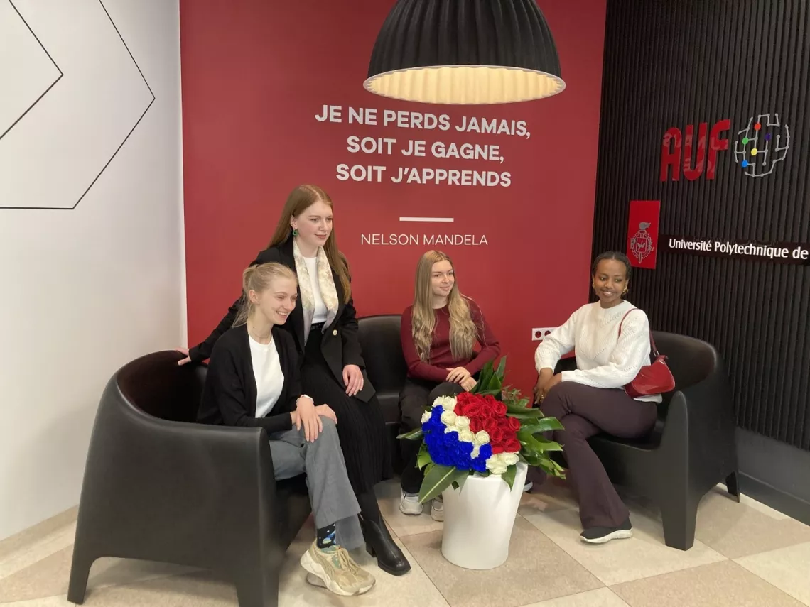 Daniela Petrov-Druet z młodzieżą zadowoloną z otwarcia Centrum