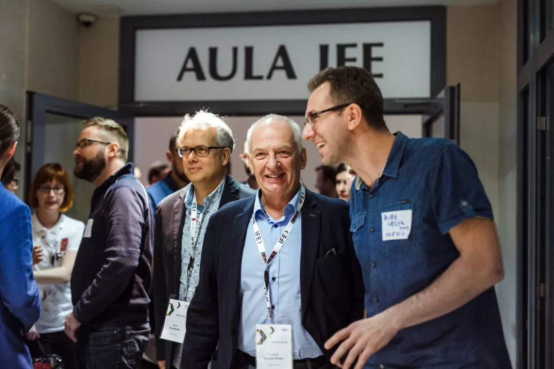 Dyrektor Tomasz Saryusz-Wolski czuje satysfakcję, z zawodowych sukcesów absolwentów IFE. Z tylu wykładowca matematyki, doc. Jakub Szczepaniak bardzo lubiany przez studentów.