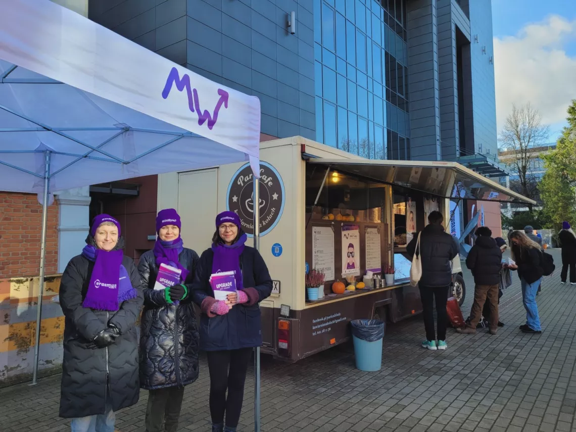 Spotkania przy coffe trucku promowały ofertę programu Erasmus+