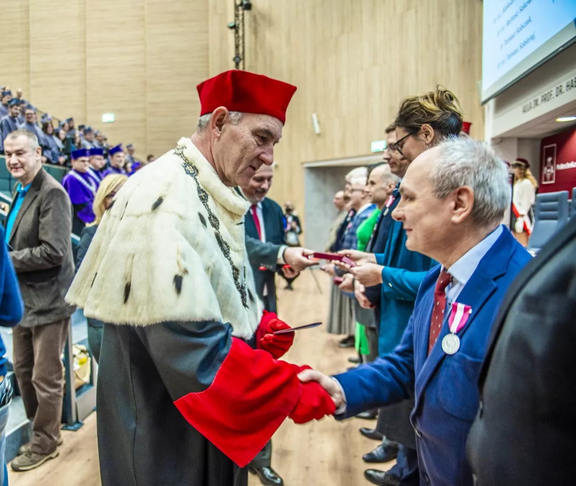 Rektor wręczył wielu pracownikom medale za długoletnią służbę