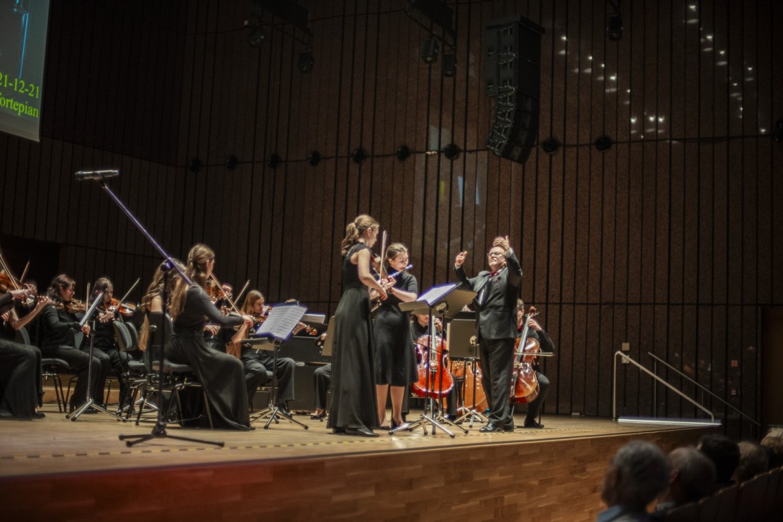 Występ orkiestry na scenie filharmonii