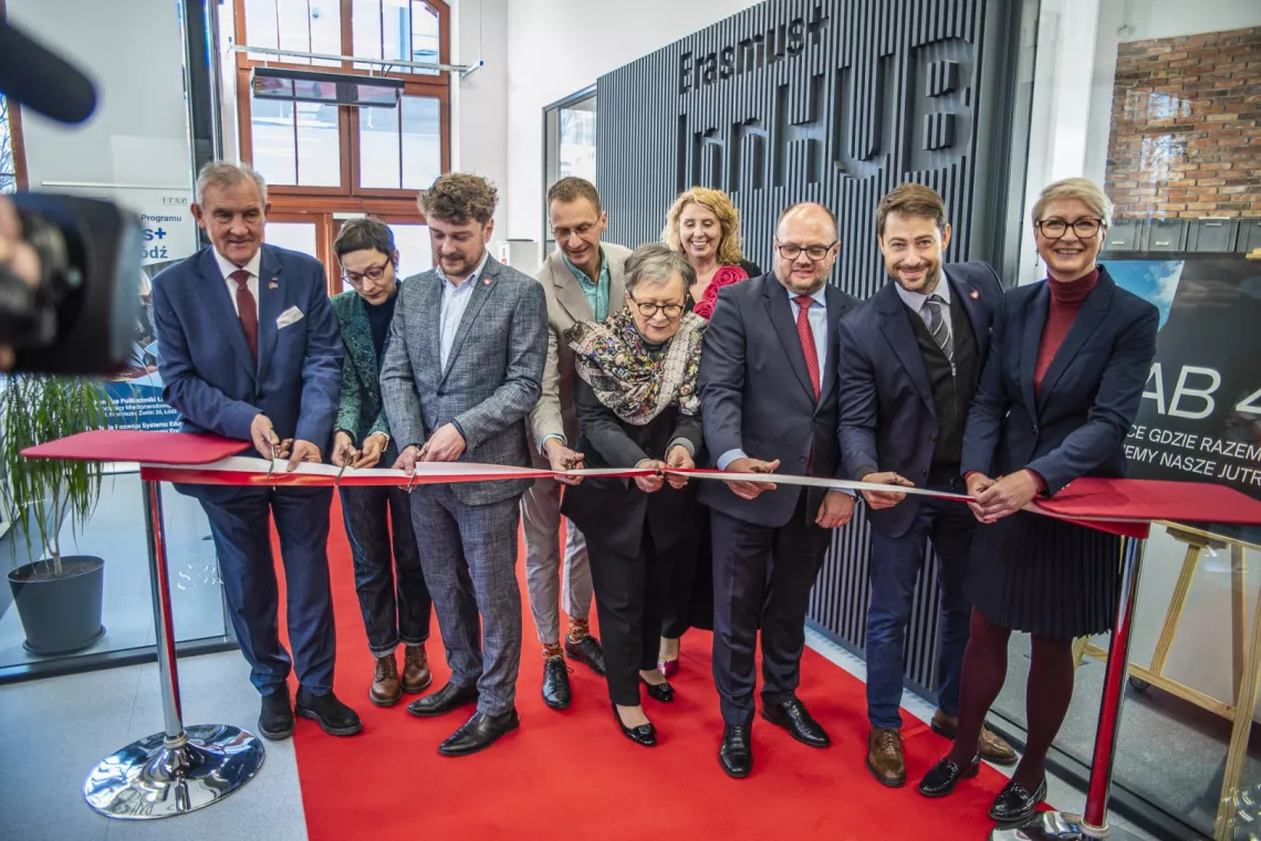 Przecięcie wstęgi przez grupę 8 osób