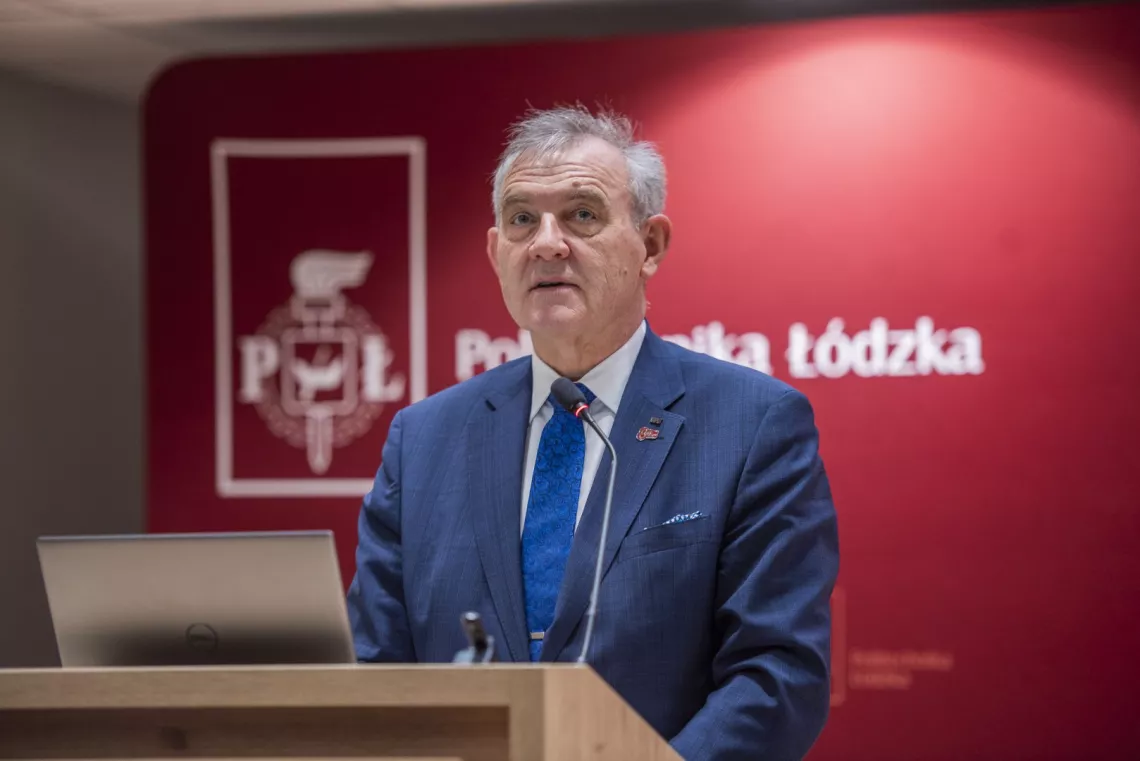 Wystapienie rektora przy mównicy przed mikrofonem