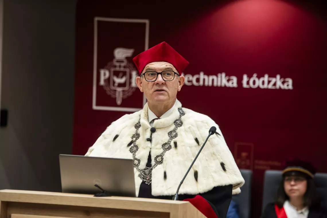 Rektor w ceremonialnym stroju wygłasza przemówienie