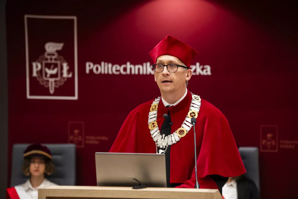 Prorektor w ceremonialnym stroju wygłasza przemówienie