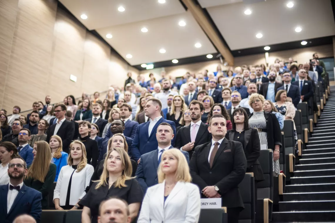 Grupa osób w audytorium