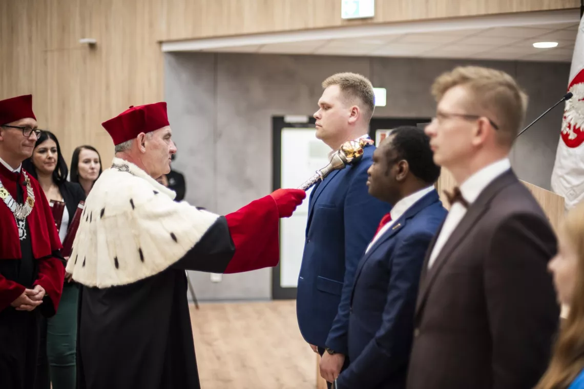 Rektor dokonuje aktu promocji