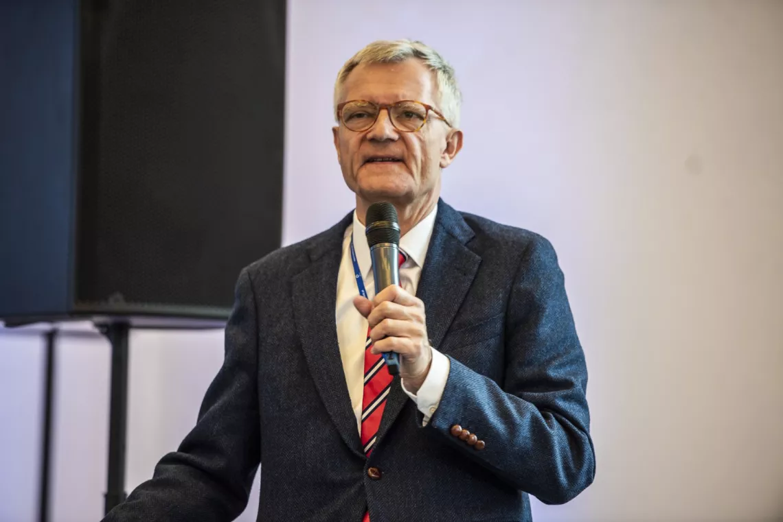 Osoba przemawia do mikrofonu