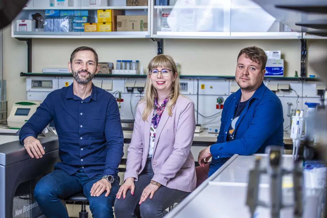 Autorzy nagrodzonej publikacji (od lewej): dr hab. inż. Bartosz Sekuła, dr inż. Agnieszka Pietrzyk-Brzezińska i mgr inż. Maciej Nielipiński