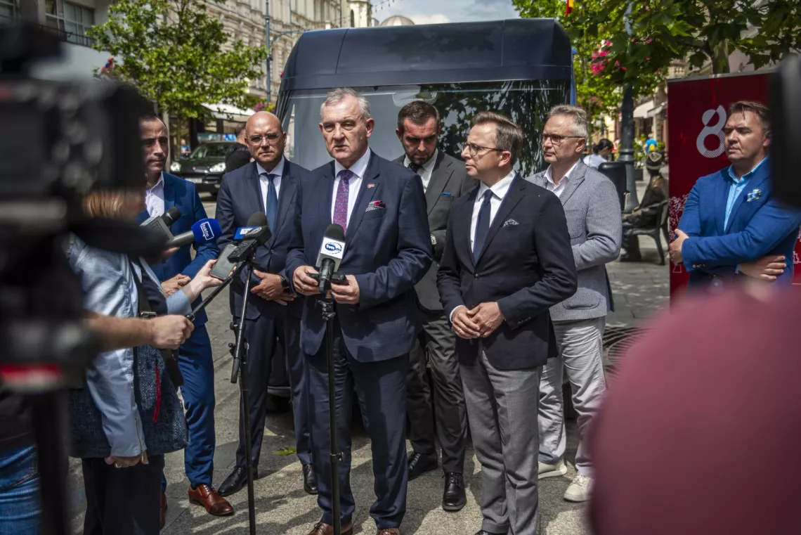 Rektor udziela wywiadu do mediów.