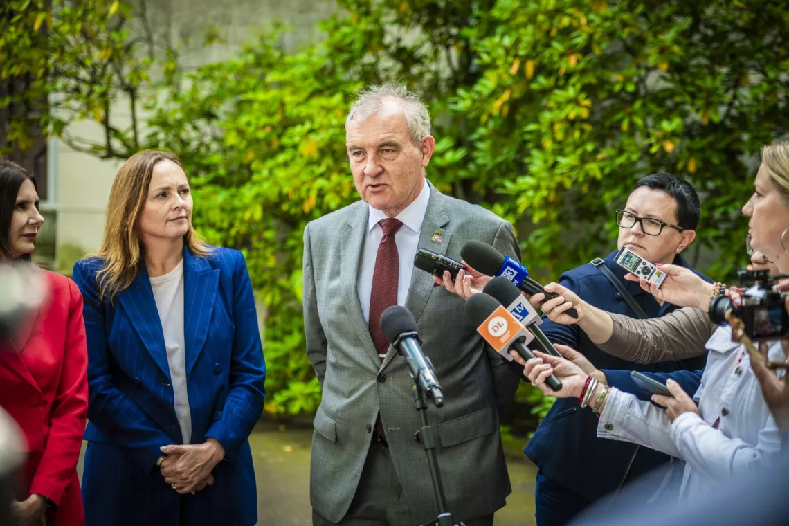 Rektor prof. Krzysztof Jóźwik i towarzyszące mu w konferencji prasowej marszałek Joanna Skrzydlewska i radna Sejmiku Województwa Łódzkiego, Monika Malinowska-Olszowy
