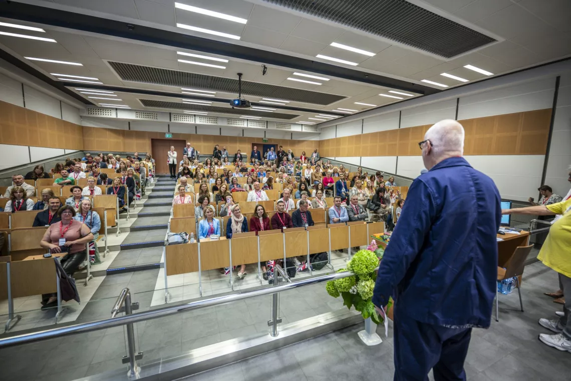 Sala wykładowa wypełniona słuchaczami