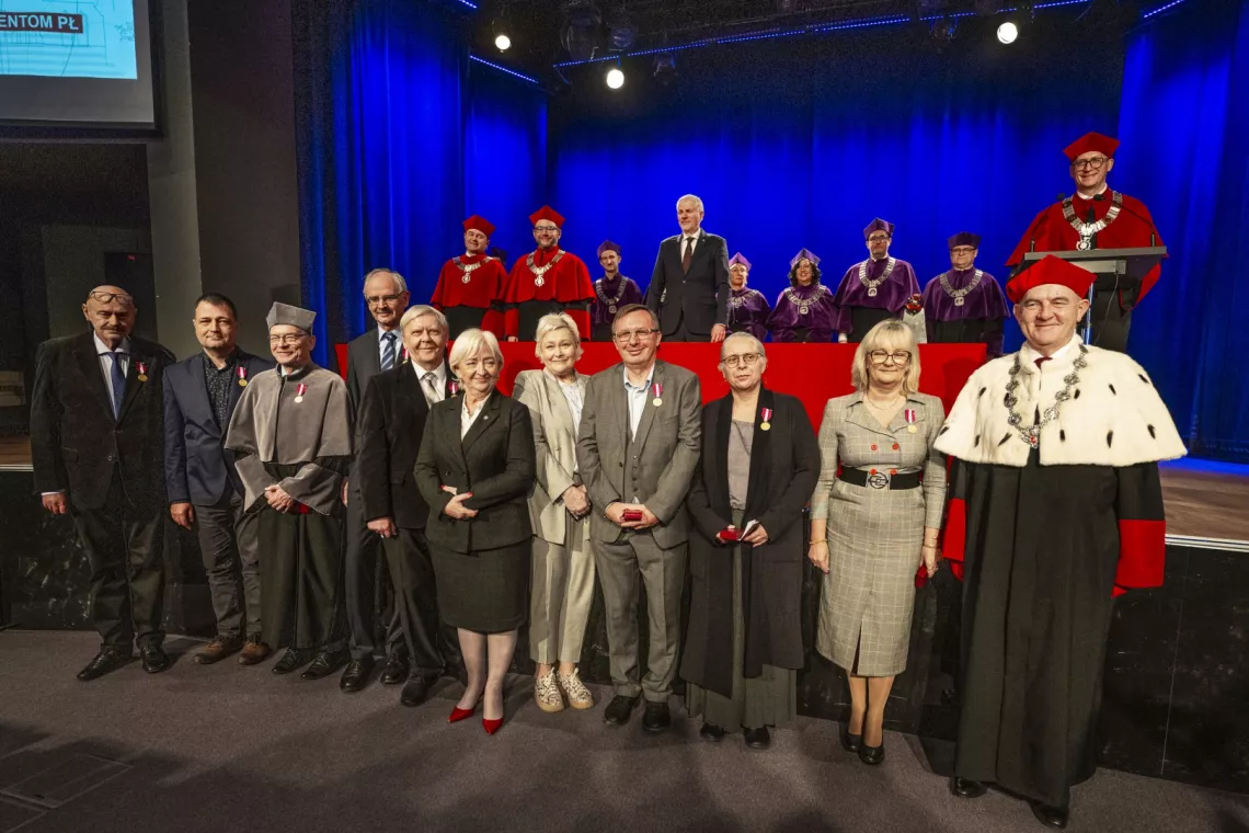 Grupa odznaczonych Złotym Medalem za Długoletnią Służbę z wojewodą Dorotą Ryl i rektorem prof. Krzysztofem Jóźwikiem