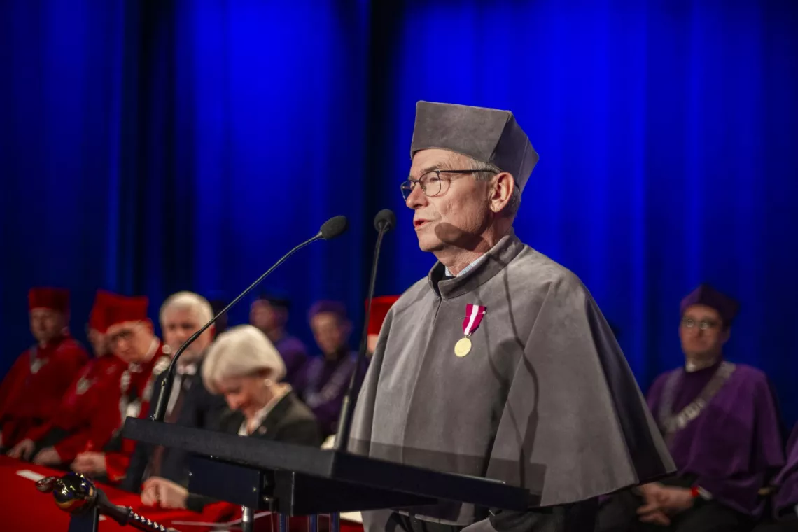 Profesor odnzaczony Złotym Medalem za Długoletnią Służbę dziękuje w imieniu odznaczonych