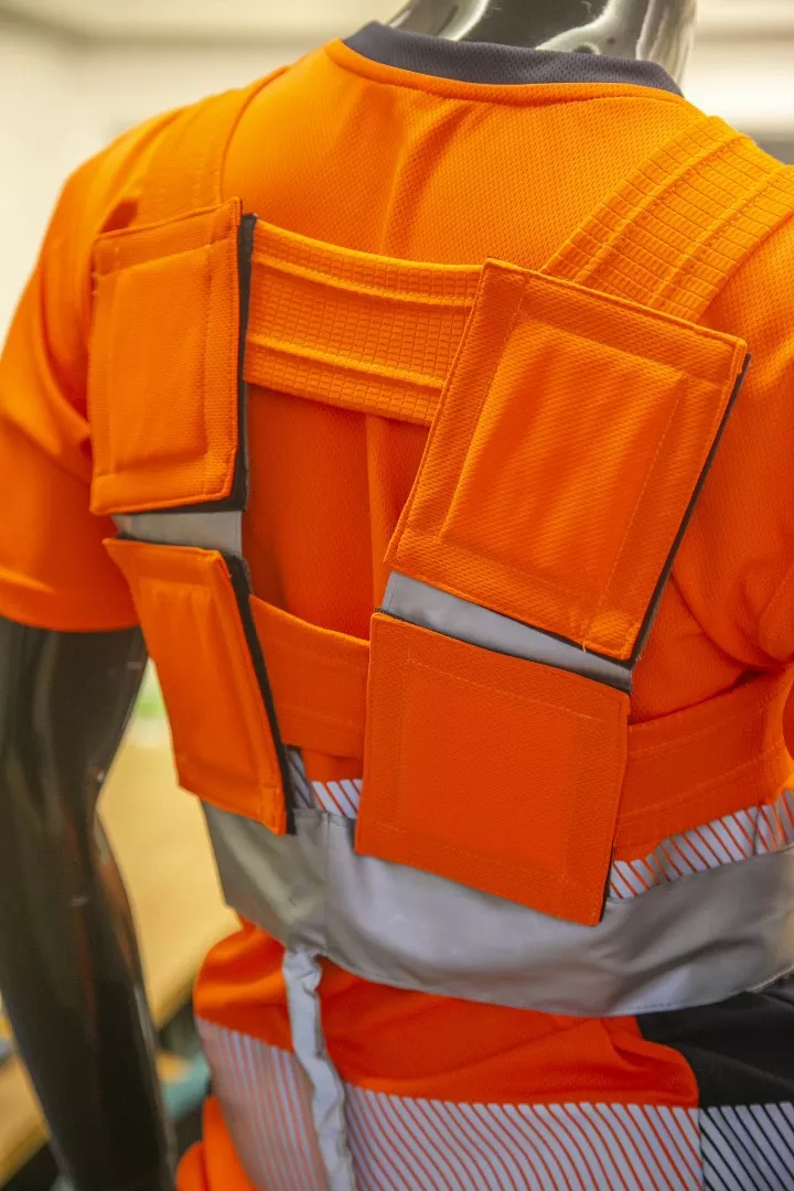 Prototyp odzieży ochronnej z funkcją aktywnego chłodzenia – tył