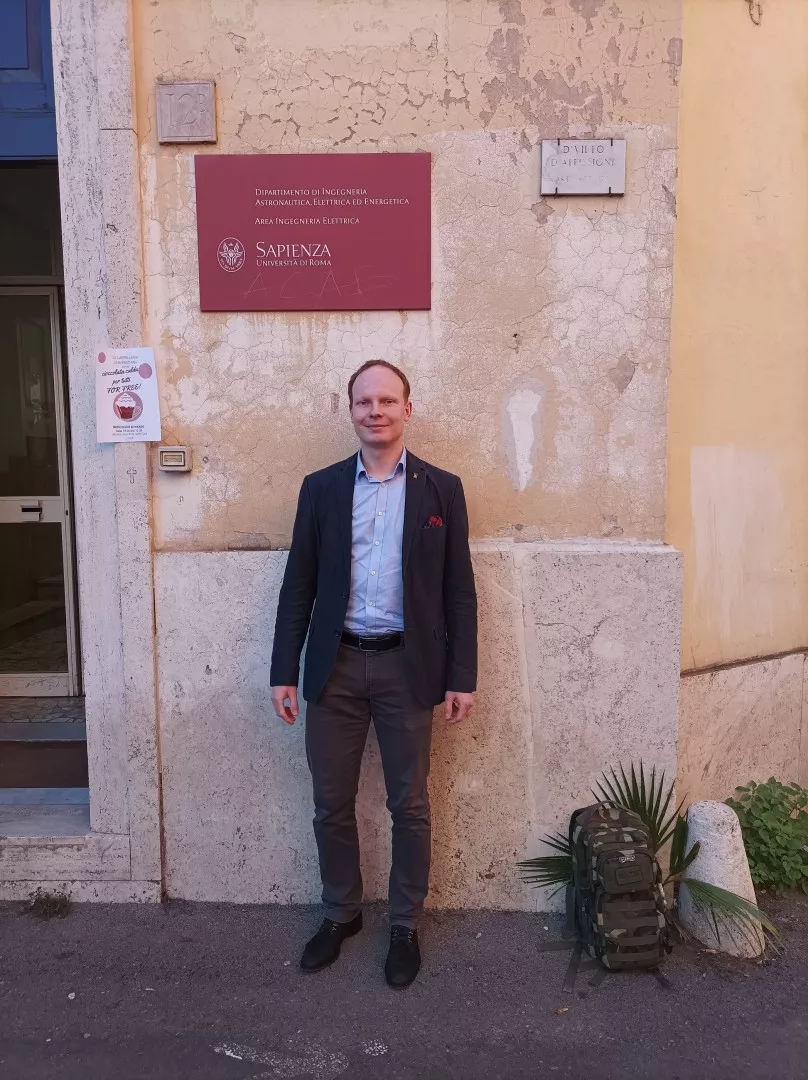 Filip Stuchała przed wydziałem na Sapienza Università di Roma