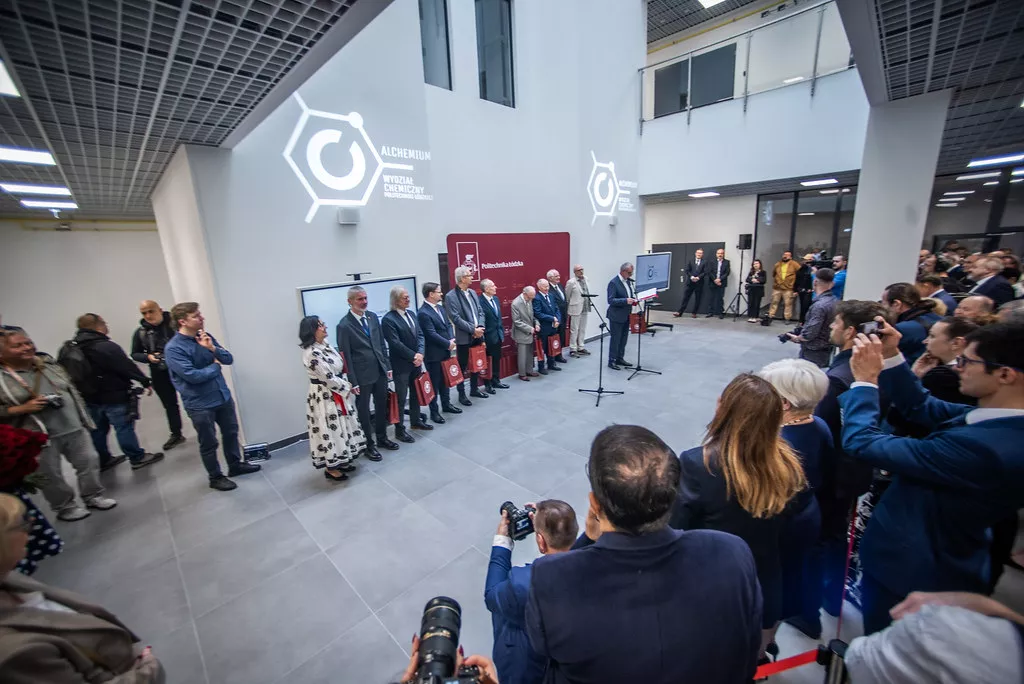 Grupa osób zebranych z patio