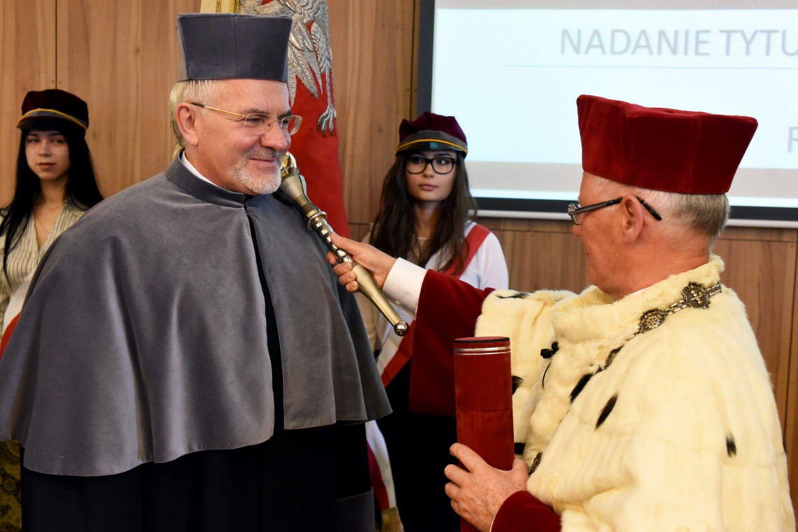 Moment nadawania godności doktora honoris causa przez rektora prof. Wiaka