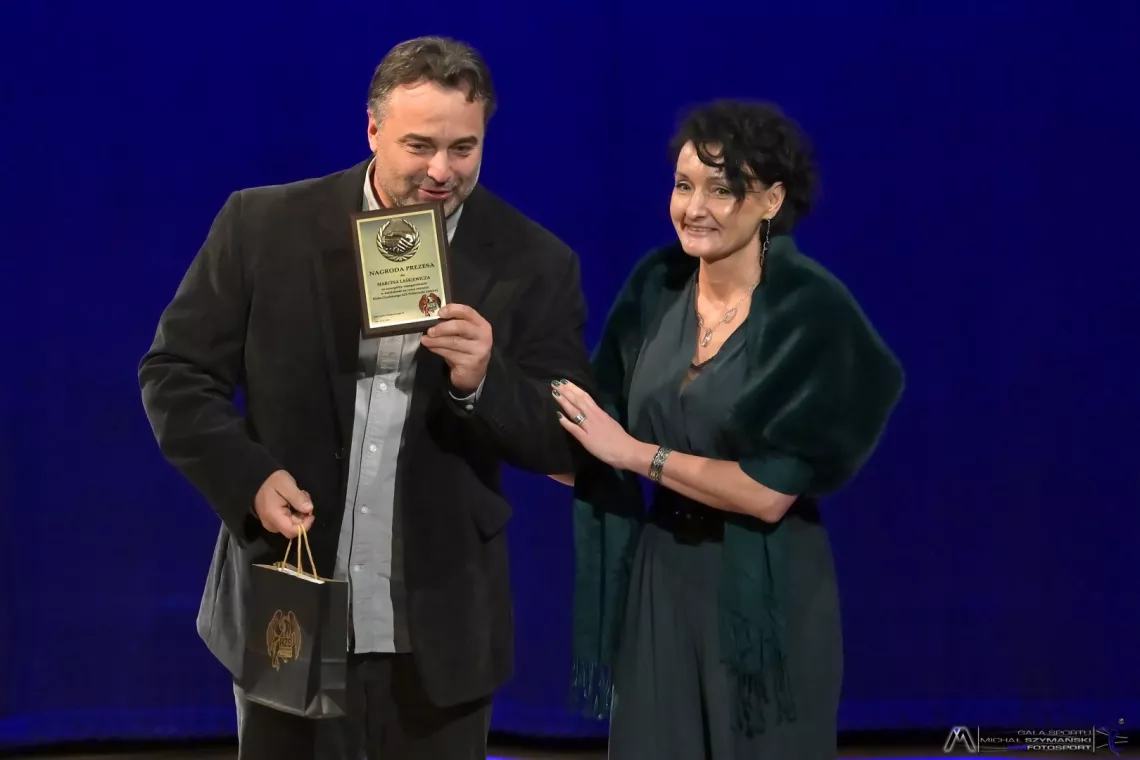 Wyróznienie od prezes KU AZS PŁ dr Ewy Brochockiej odbiera trener sekcji trójboju siłowego Marcin Laśkiewicz