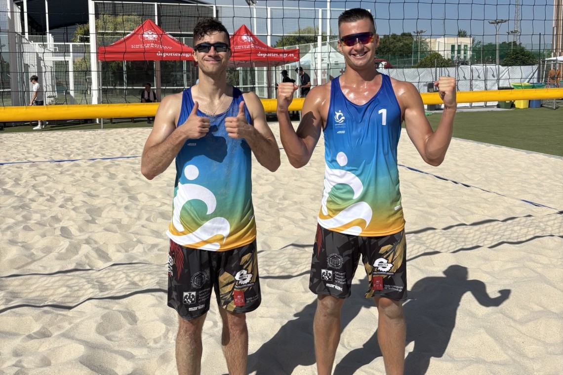 Miłosz Kruk i Maciej Kaszewiak  na boisku do siatkówki plażowej, okazują radość 