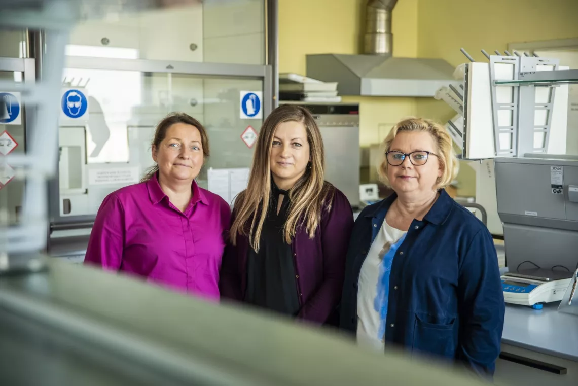 Trzy naukowczynie w laboratorium biotechnologicznym