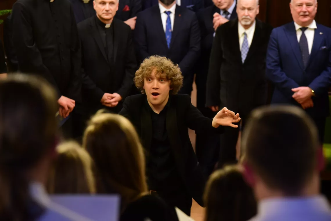 Chórem dyryguje Mariusz Lewy