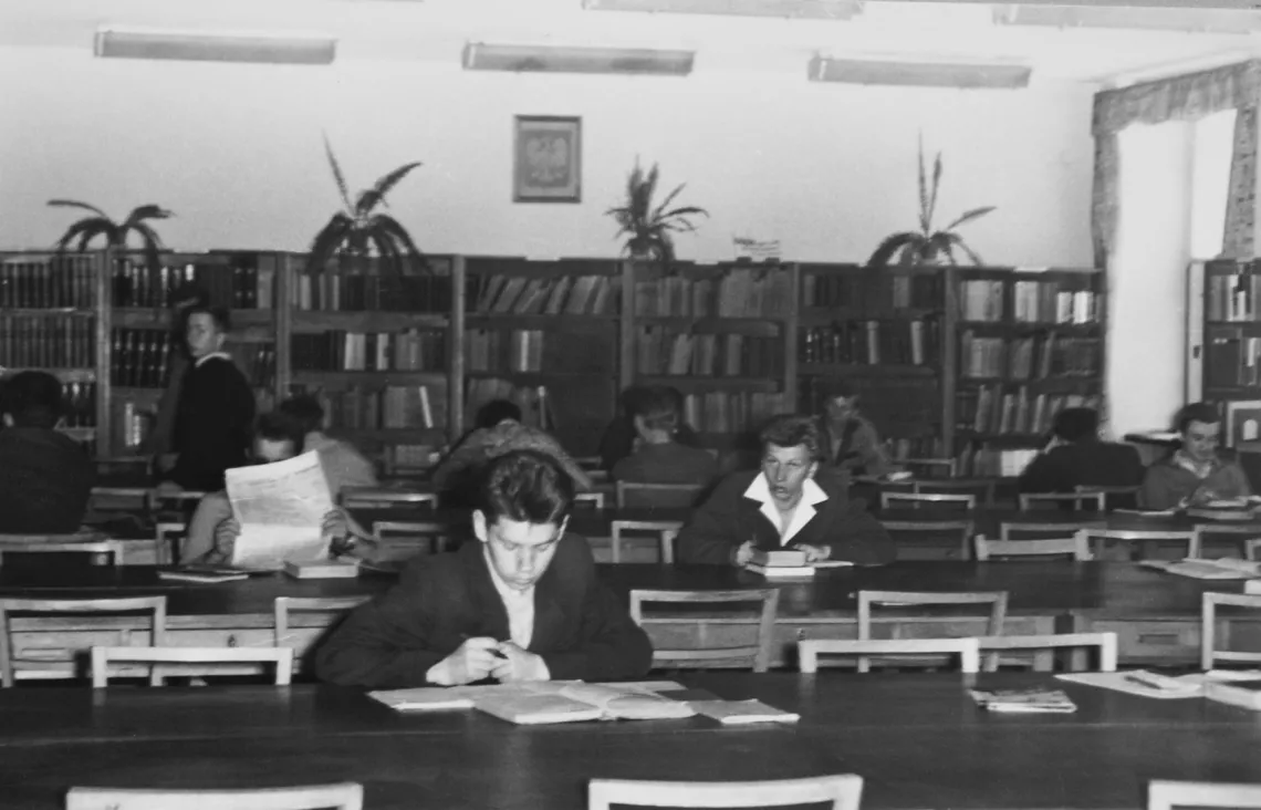 Czarno-białe zdjęcie czytelni w bibliotece z lat 60. ubiegłego wieku