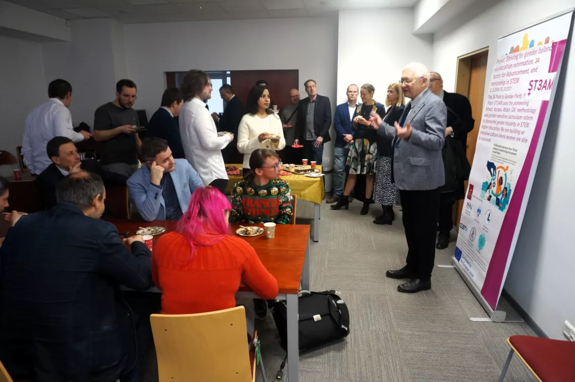 Grupa dyskutujących osób