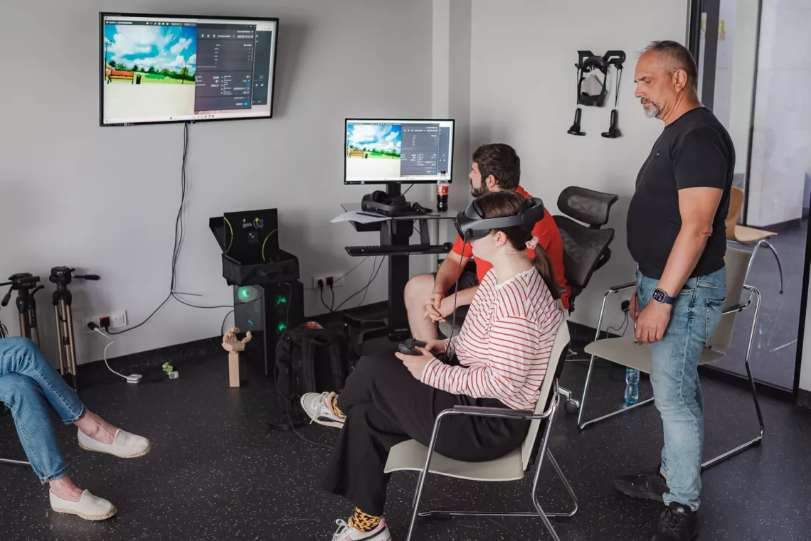 Studenci testują pod okiem dr. inż. Grzegorza Zwolińskiego opracowane aplikacje wirtualnej rzeczywistości