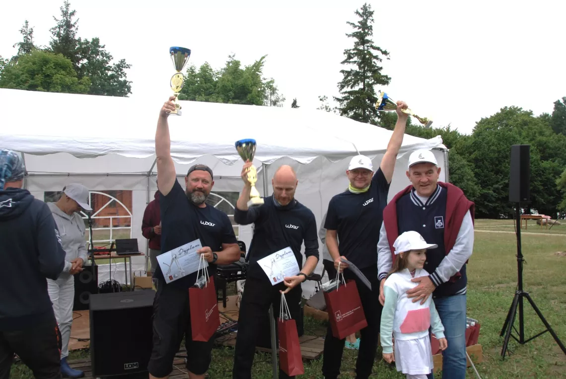 Zwycięzcy regat, załoga Jakub Miszczak i Piotr Konca ze sternikiem Michałem Gajdzickim (w środku) - Wydział BAIŚ