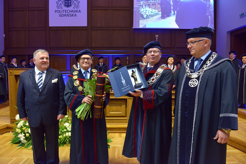 Od lewej: promotor prof. Krzysztof J. Kaliński, doktor honoris causa PG prof. Jan Awrejcewicz, rektor PG prof. Krzysztof Wilde, dziekan Wydziału Mechanicznego prof. Dariusz Mikielewicz foto: PG