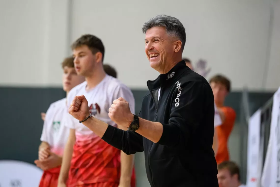 Radość trenera zawodników