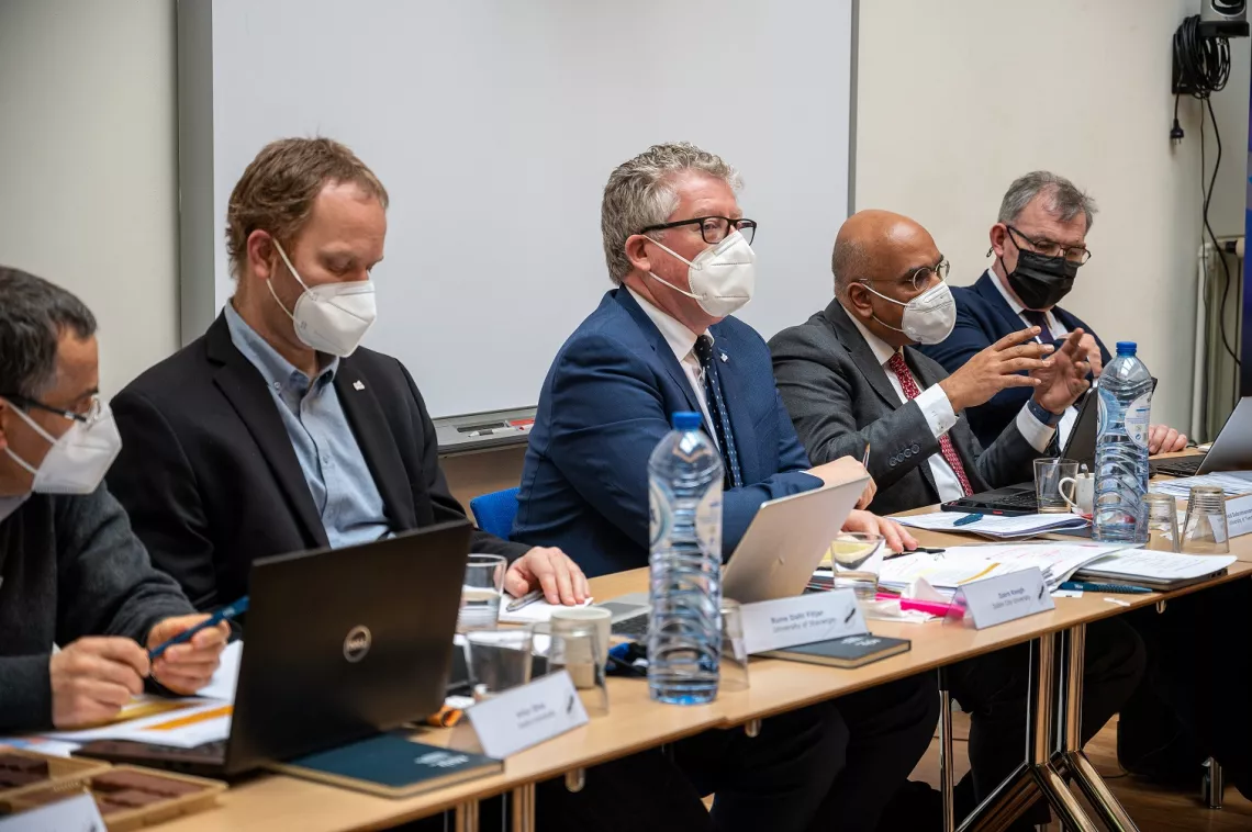 W czasie obrad, pierwszy z prawej rektor prof. Krzysztof Jóźwik