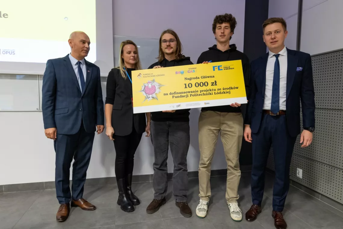 Laureaci nagrody głównej z prorektorem ds studenckich oraz prezesem Fundacji PŁ