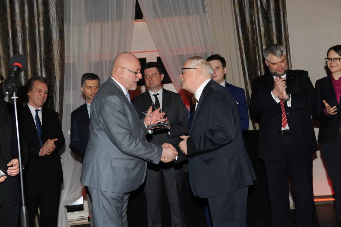 Prof. Jan Krysiński otrzymuje nagrodę z rąk przewodniczącego KRASP, prof. Jana Szmidta