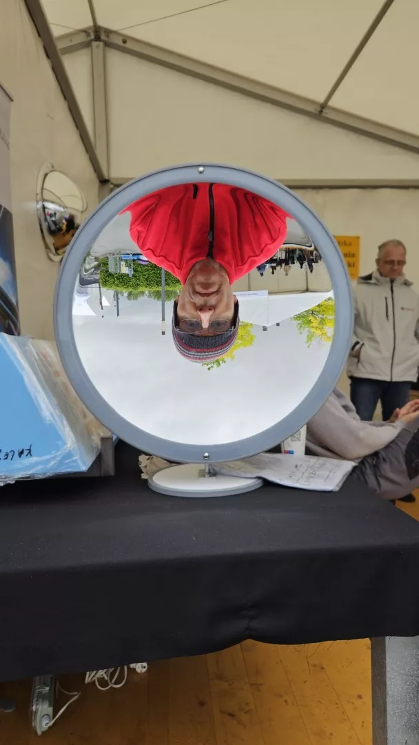 Odbijając się w lustrze twarz człowieka