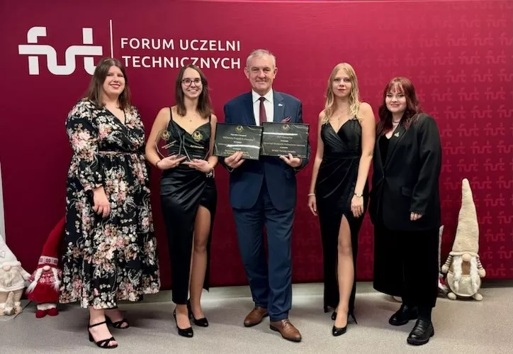 Uczestnicy gali ze statuetkami i dyplomami przyznanymi w czasie wydarzenia