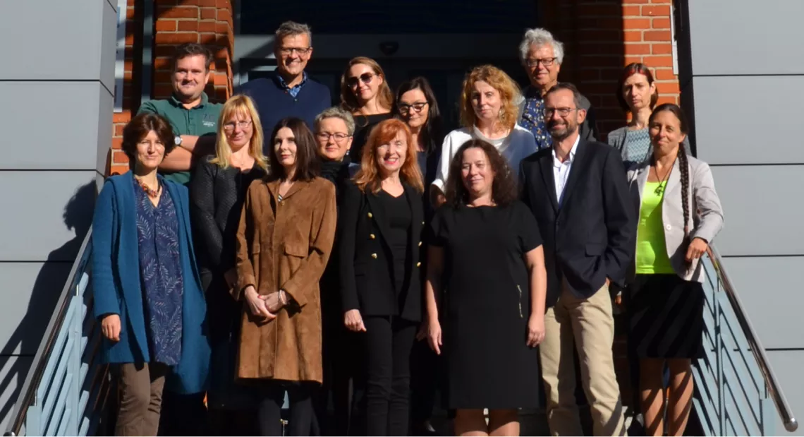 Mistrzowie dydaktyki przed gmachem CWM