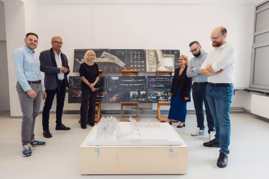 Projektaci przy makiecie Muzeum Westerplatte i Wojny 1939