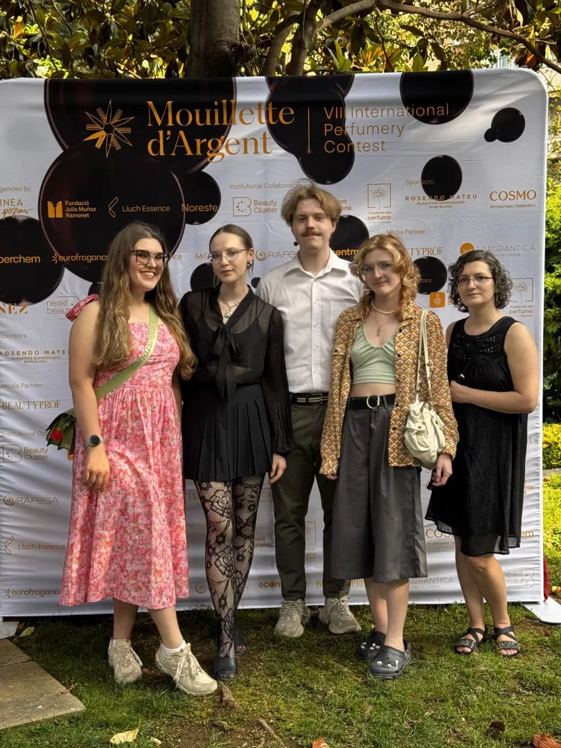 Cztery kobiety i stojący pośrdku mężczyzna pozuja do zdjęcia na tle banera z napisem Mouillette d’Argent