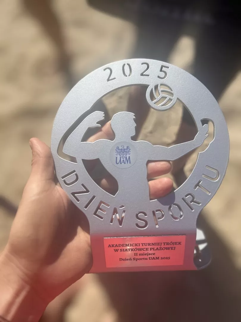 Medal srebrny z napisem Dzień Sportu 2025 i wyciętą postacią siatkarza