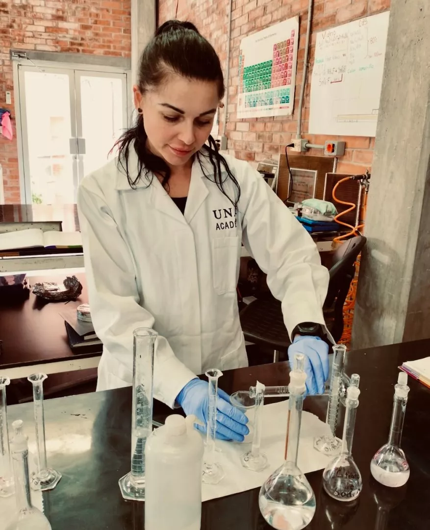 Kobieta w białym fartuchu podczas pracy w laboratorium chemicznym