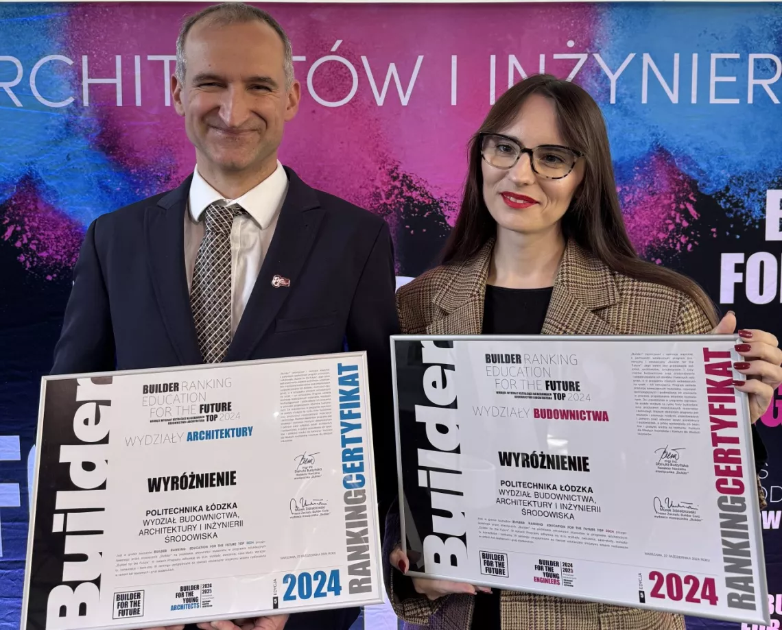 Nagrodzeni prezentują dyplomy